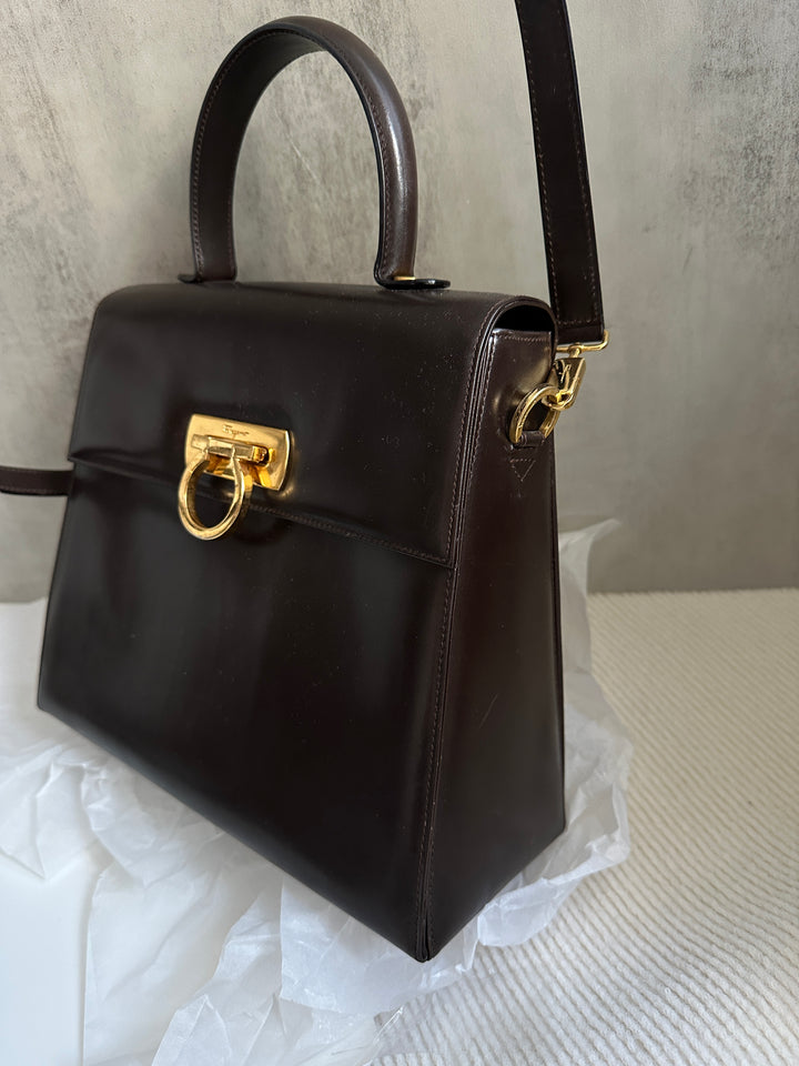 Salvatore Ferragamo Gancini Top Handle Bag 🖤｜Polished Black Leather × Gold Gancini Clasp × Detachable Shoulder Strap