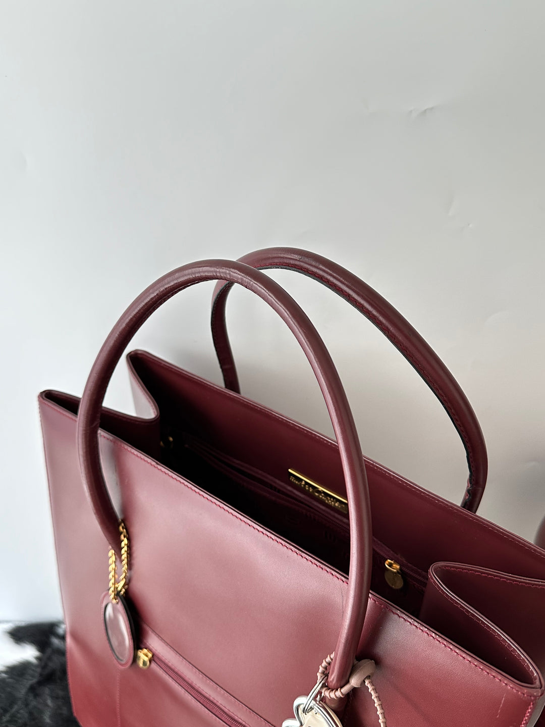 Cartier Leather Tote Bag ❤️｜Classic Bordeaux Tone × Signature Logo Tag × Spacious Everyday Carry