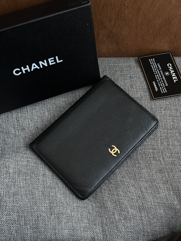 CHANEL Leather Wallet Passport Case 🖤｜Full Set with Box × Rare Passport Format × Multi-Use Practicality