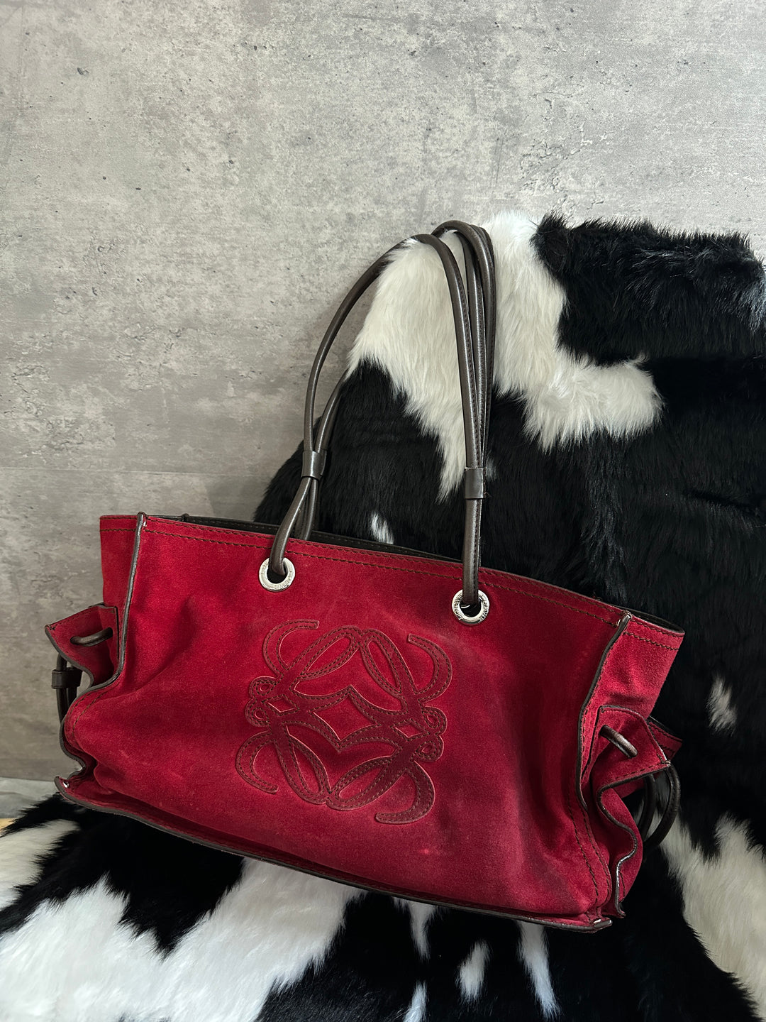 LOEWE Cowhide Suede Shopper Tote Bag ❤️｜Red Suede × Embossed Anagram × Spacious Everyday Size✨