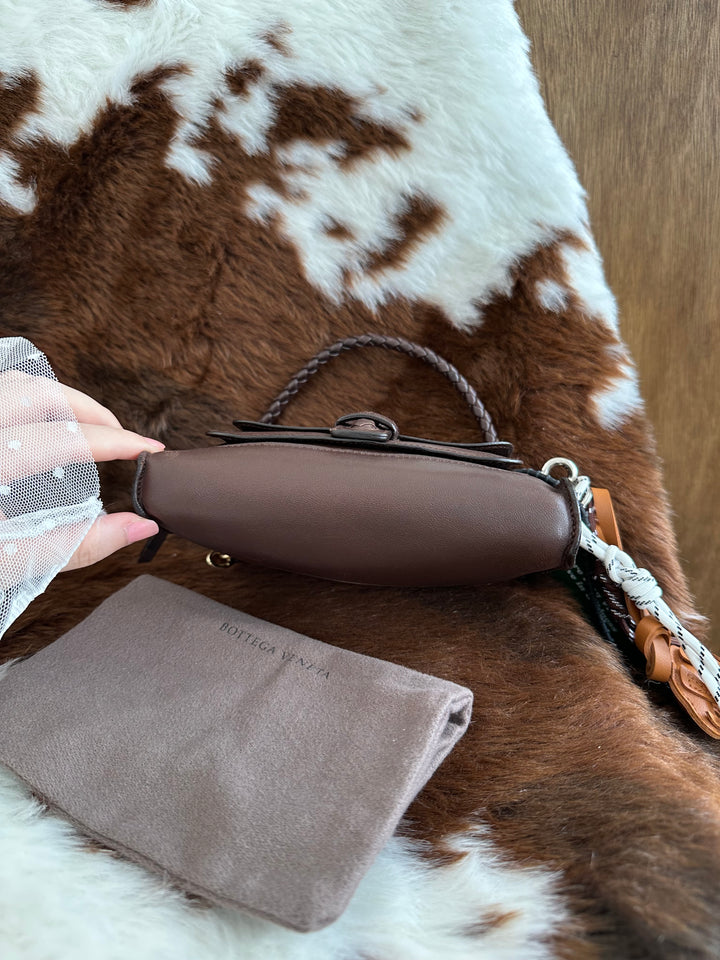 Bottega Veneta Mini Shoulder Bag 🤎✨｜Braided Handle Detail・Compact Yet Spacious・Convertible Carry