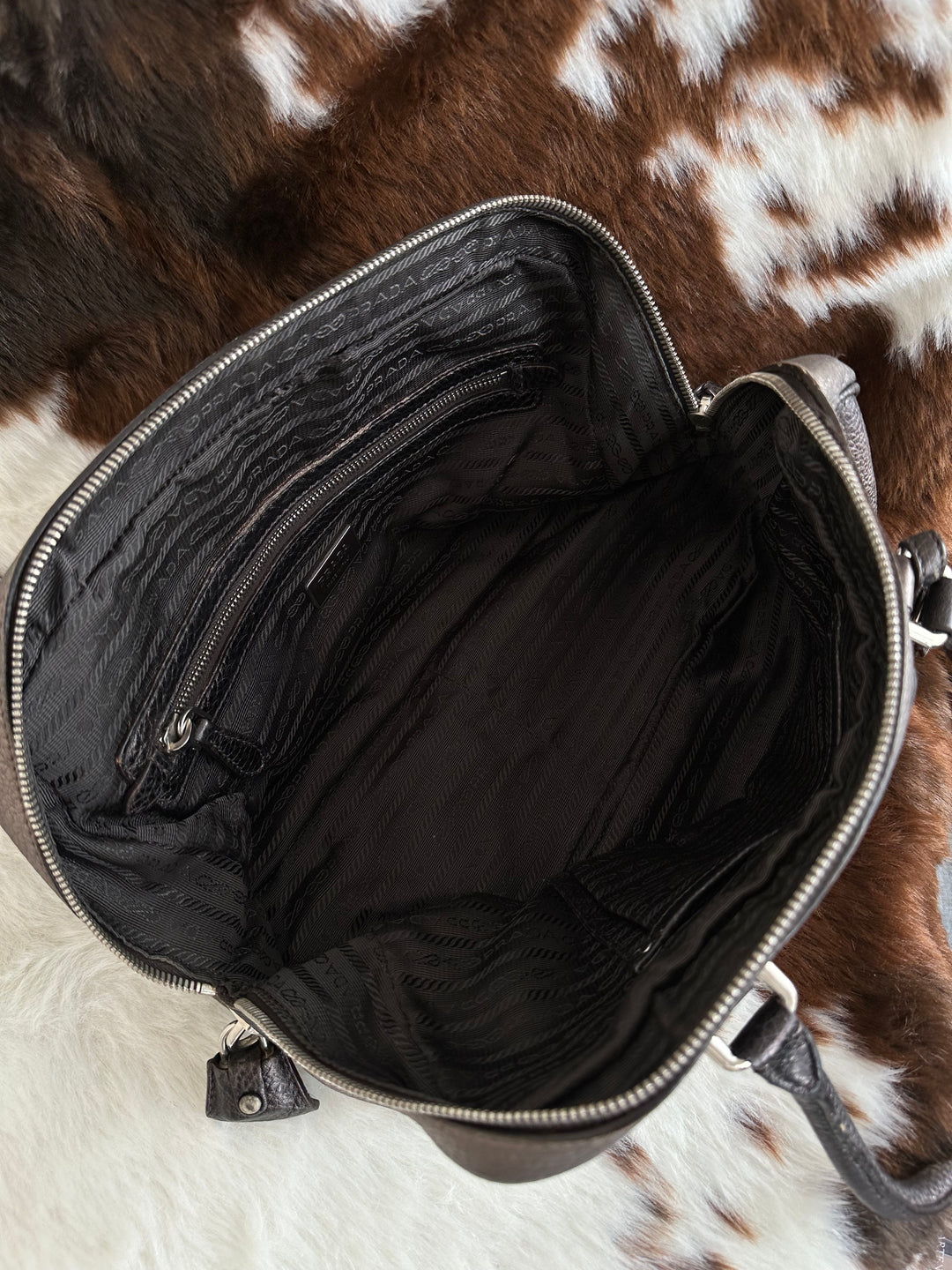Prada Small Boston Bag 🤎🖤｜Gradient Leather Finish・Shoulder Carry・Spacious Design