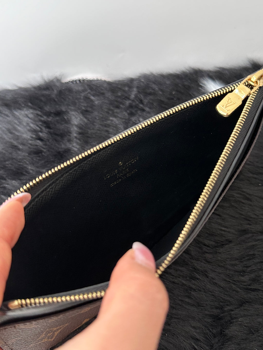 Louis Vuitton Monogram Slim Zippy Pouch 🖤🤎｜Classic Monogram Canvas・Multi-Functional Design・Travel Essential