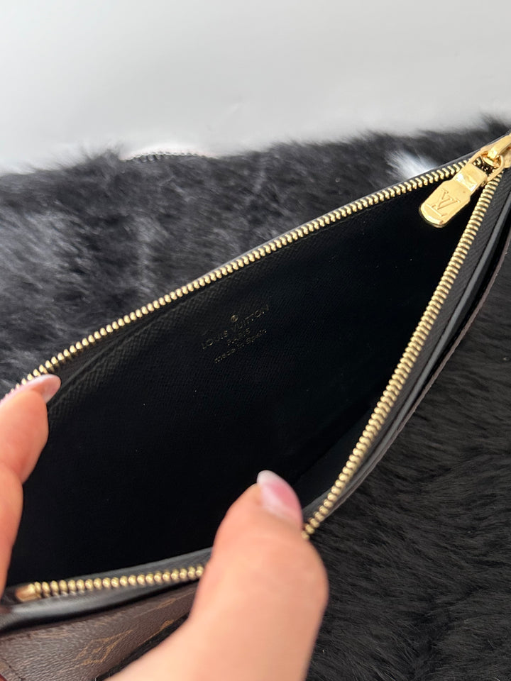 Louis Vuitton Monogram Slim Zippy Pouch 🖤🤎｜Classic Monogram Canvas・Multi-Functional Design・Travel Essential