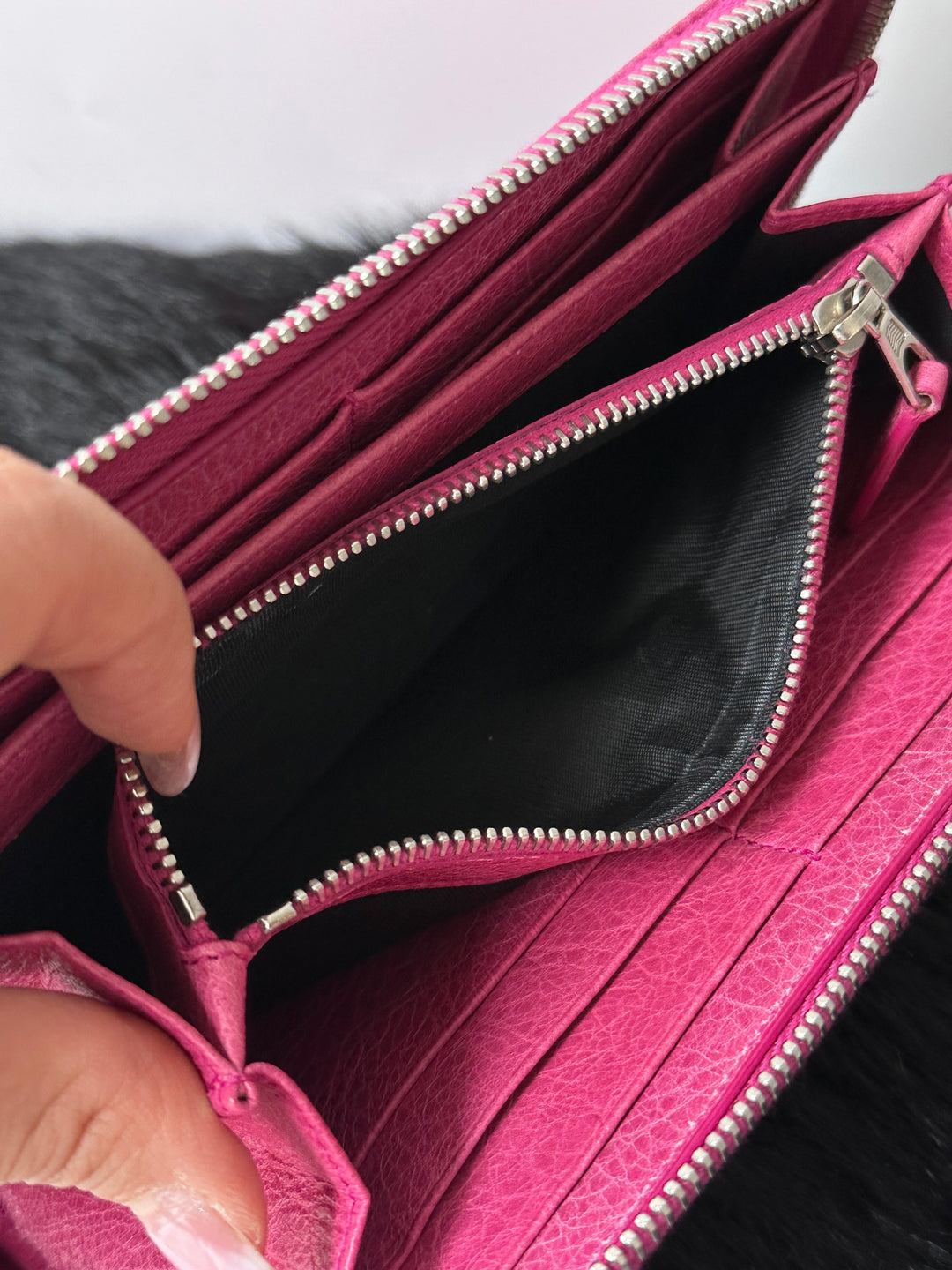 Balenciaga City Long Wallet 💖✨｜😍Iconic Motorcycle Design・Vibrant Pink・Everyday Essential