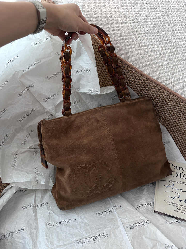 Chanel Suede “Teddy Bear” Tote — Brown with Tortoiseshell Chain Handles 🧸🤎 Vintage Atmosphere & Cozy Luxe