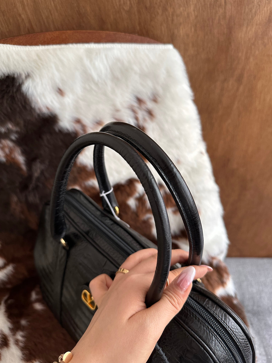 Valentino Croc-Embossed Boston Bag 🖤✨｜Elegant Black & Gold・Structured Silhouette・Timeless Classic
