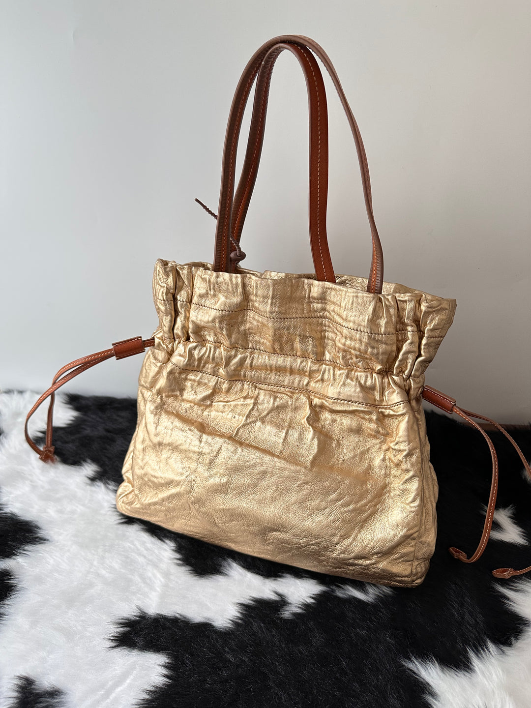 Prada 19 Tote Bag 💛✨｜Metallic Gold・Crinkled Leather・Statement Design