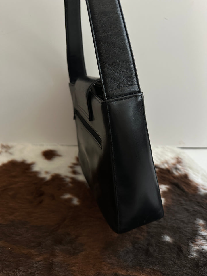 Valentino Garavani Black Leather Shoulder Bag 🖤｜Marble-Tone Clasp × Smooth Leather × Vintage Minimalism
