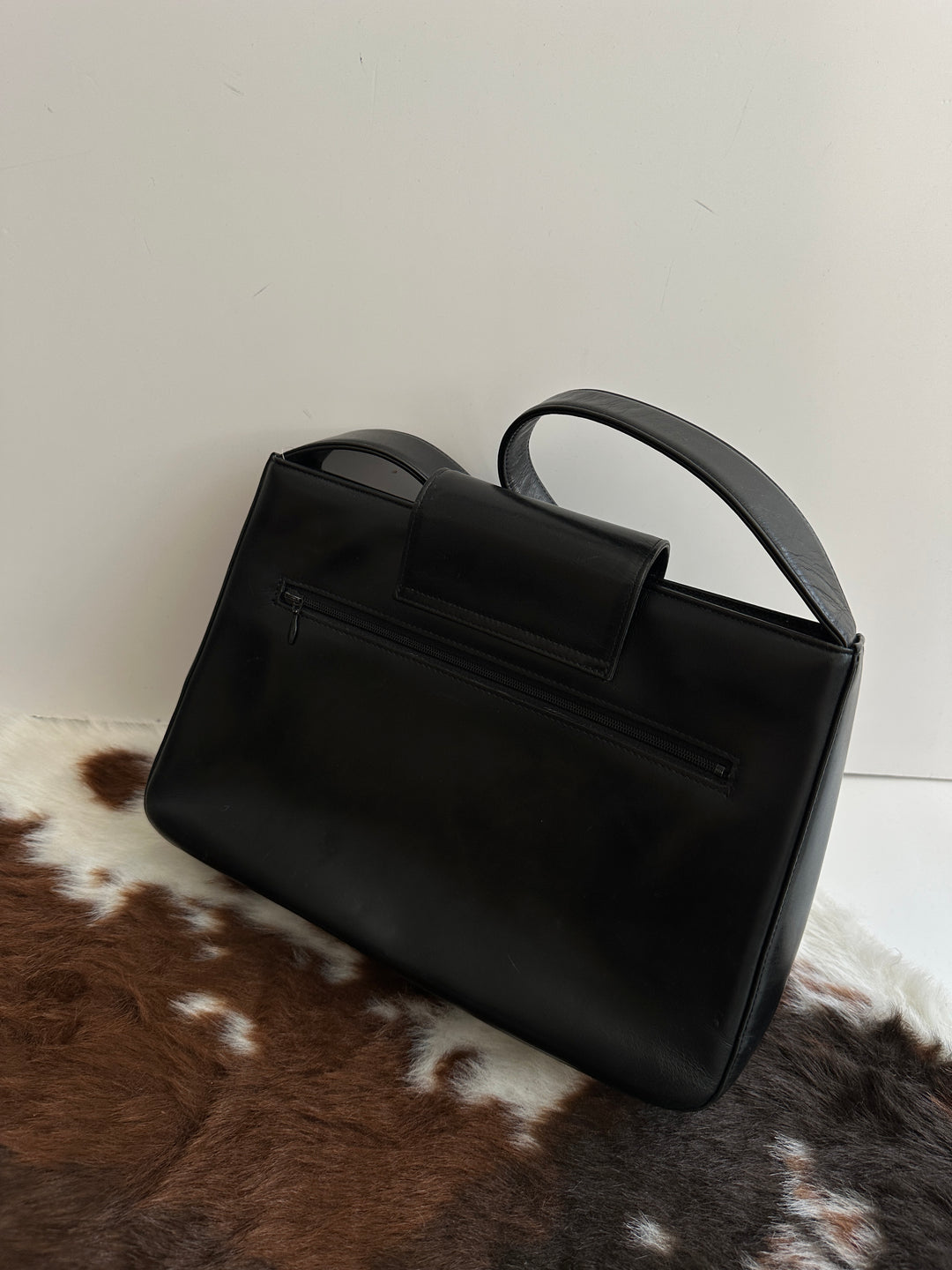 Valentino Garavani Black Leather Shoulder Bag 🖤｜Marble-Tone Clasp × Smooth Leather × Vintage Minimalism