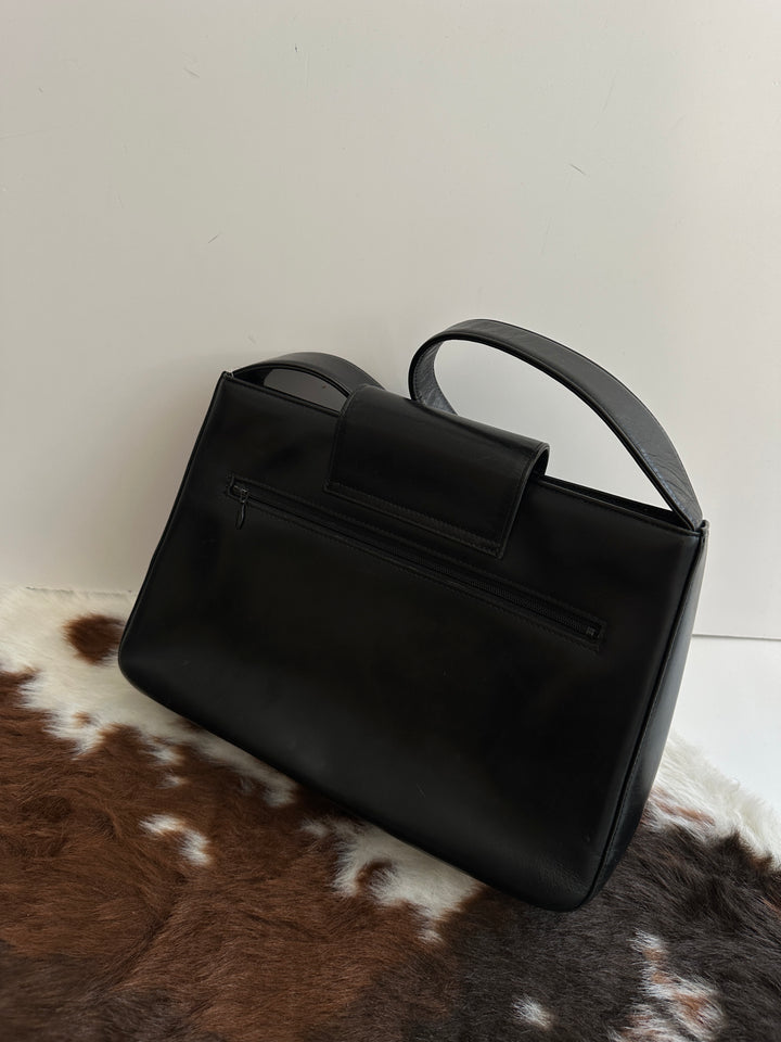 Valentino Garavani Black Leather Shoulder Bag 🖤｜Marble-Tone Clasp × Smooth Leather × Vintage Minimalism