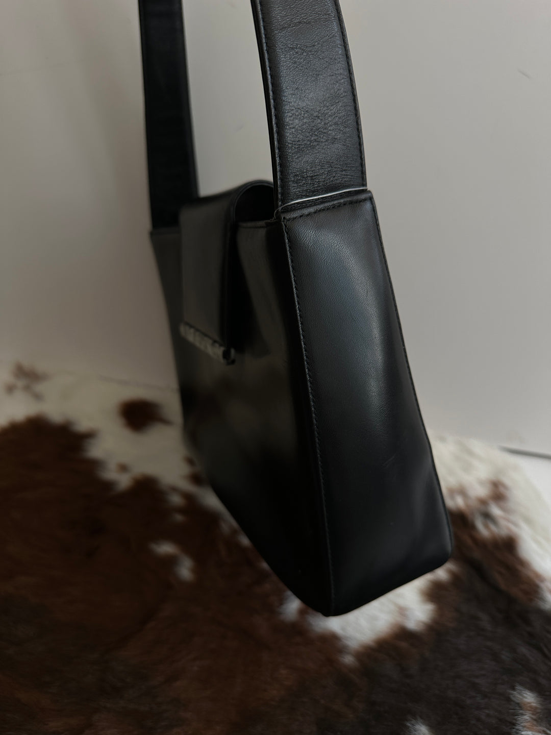 Valentino Garavani Black Leather Shoulder Bag 🖤｜Marble-Tone Clasp × Smooth Leather × Vintage Minimalism