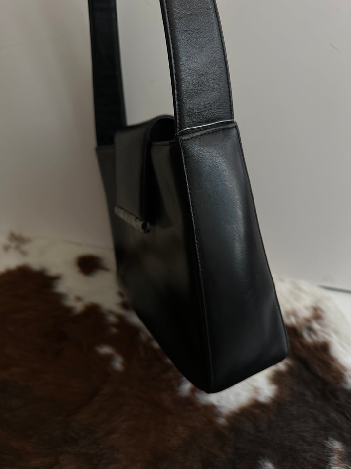 Valentino Garavani Black Leather Shoulder Bag 🖤｜Marble-Tone Clasp × Smooth Leather × Vintage Minimalism