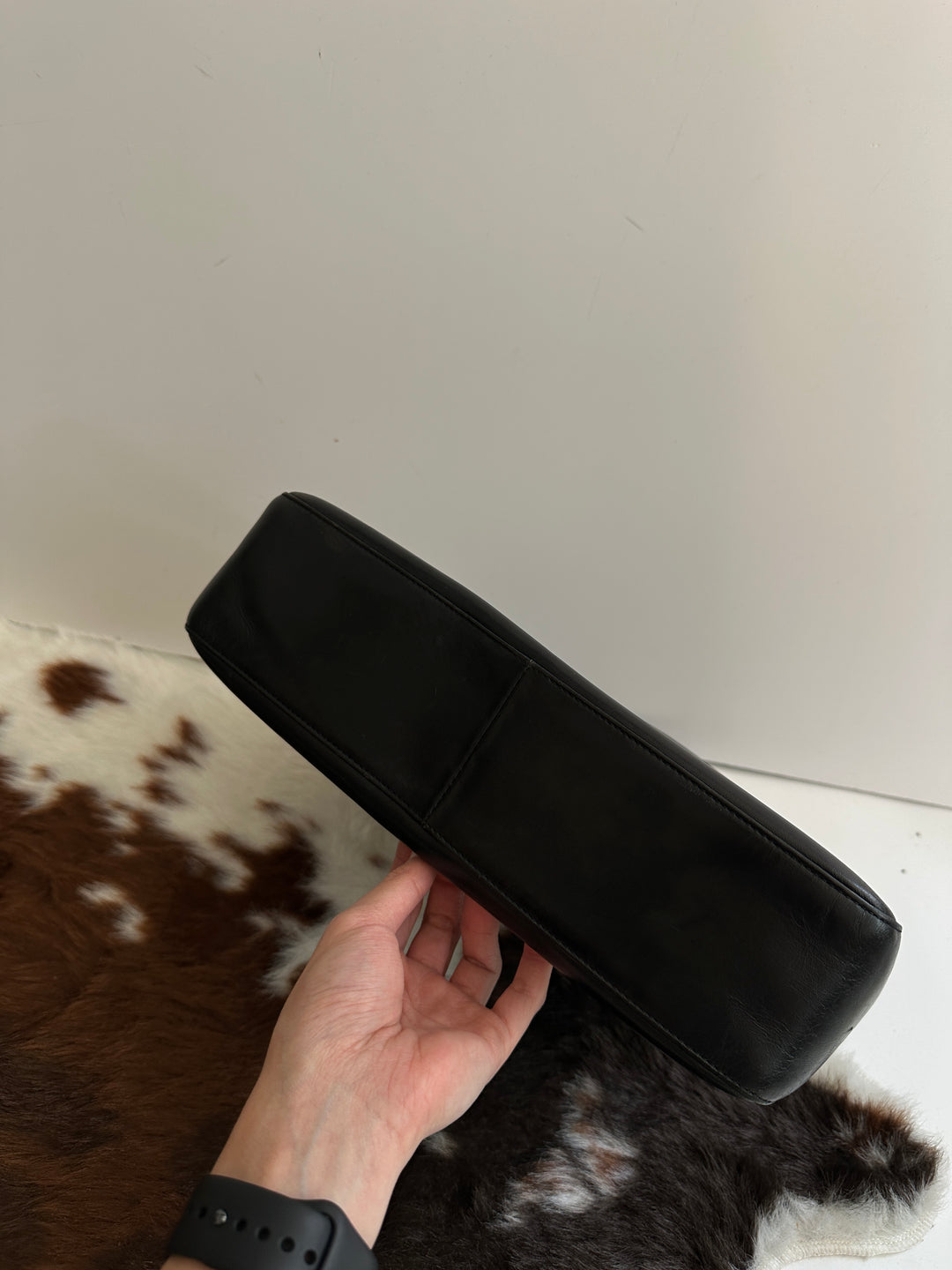 Valentino Garavani Black Leather Shoulder Bag 🖤｜Marble-Tone Clasp × Smooth Leather × Vintage Minimalism