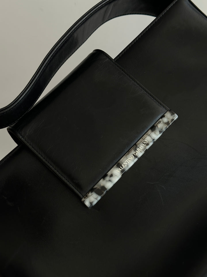 Valentino Garavani Black Leather Shoulder Bag 🖤｜Marble-Tone Clasp × Smooth Leather × Vintage Minimalism