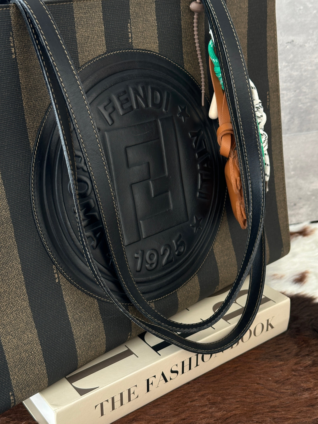 Fendi Pequin Tote Bag 🖤🤎｜Iconic Pequin Stripes × Structured Silhouette × Laptop-Friendly Capacity