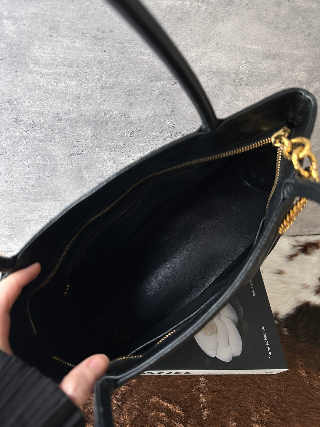 Chanel Hilton Caviar Leather Tote Bag 🖤✨｜Durable Caviar Leather × Oversized CC Motif × Gold-Tone Charm