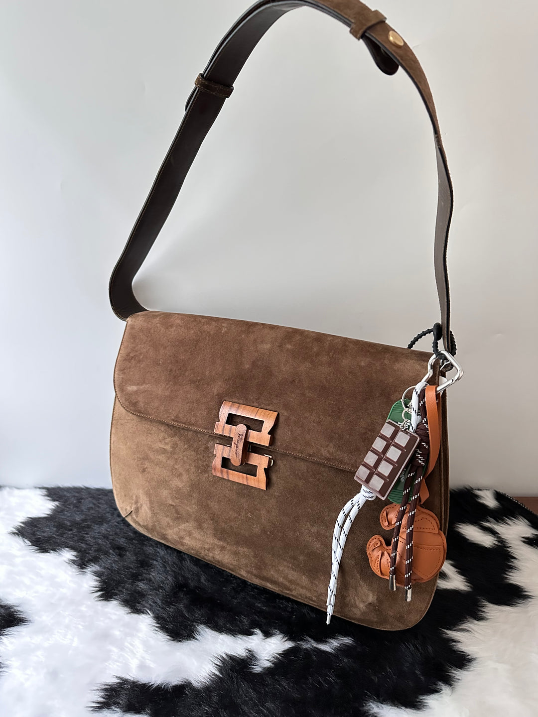 Ferragamo Wooden Gancini Hobo 🤎🪵｜Olive Brown Suede・Rare Walnut Buckle・Vintage Dream