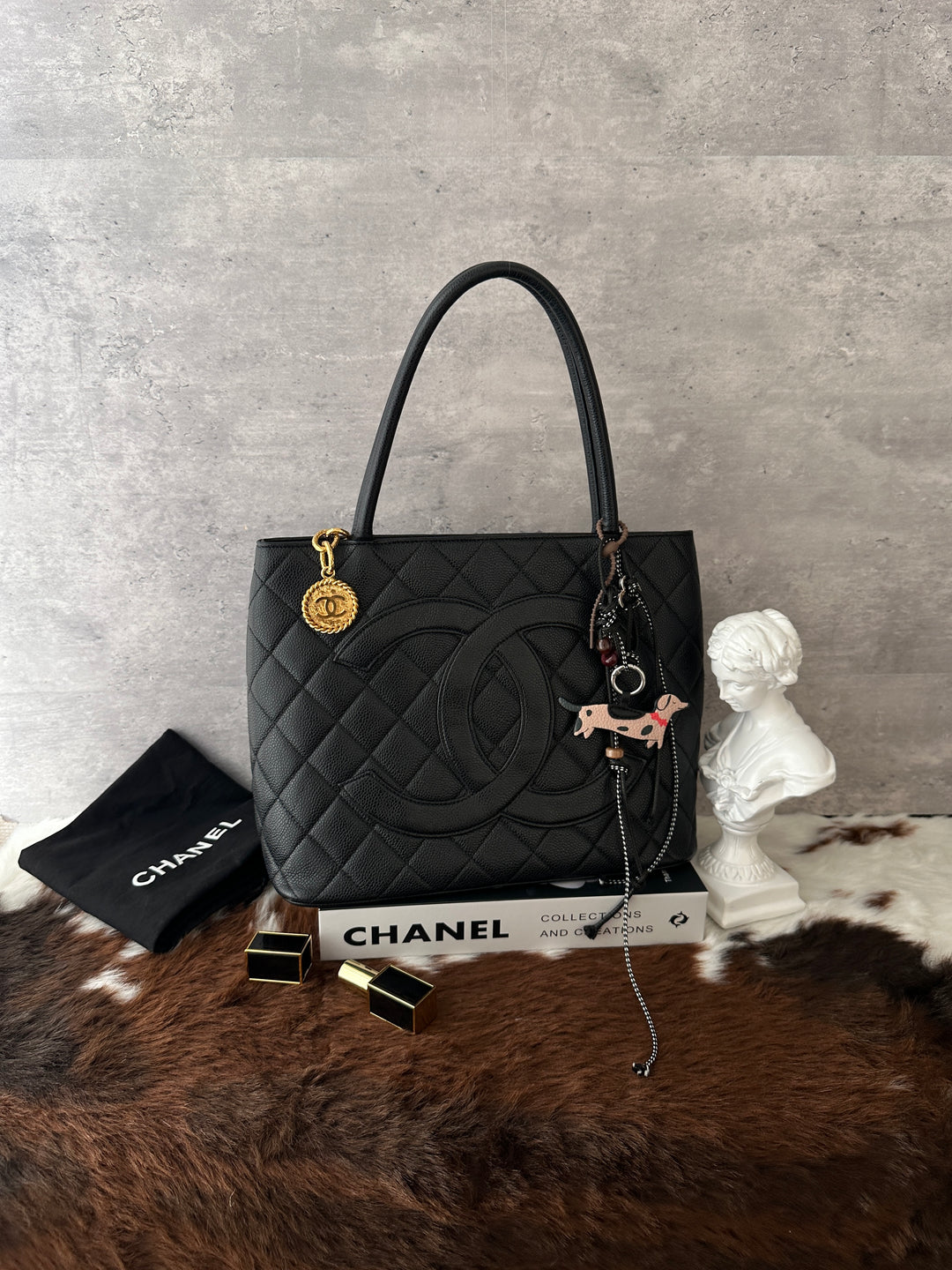 Chanel Hilton Caviar Leather Tote Bag 🖤✨｜Durable Caviar Leather × Oversized CC Motif × Gold-Tone Charm