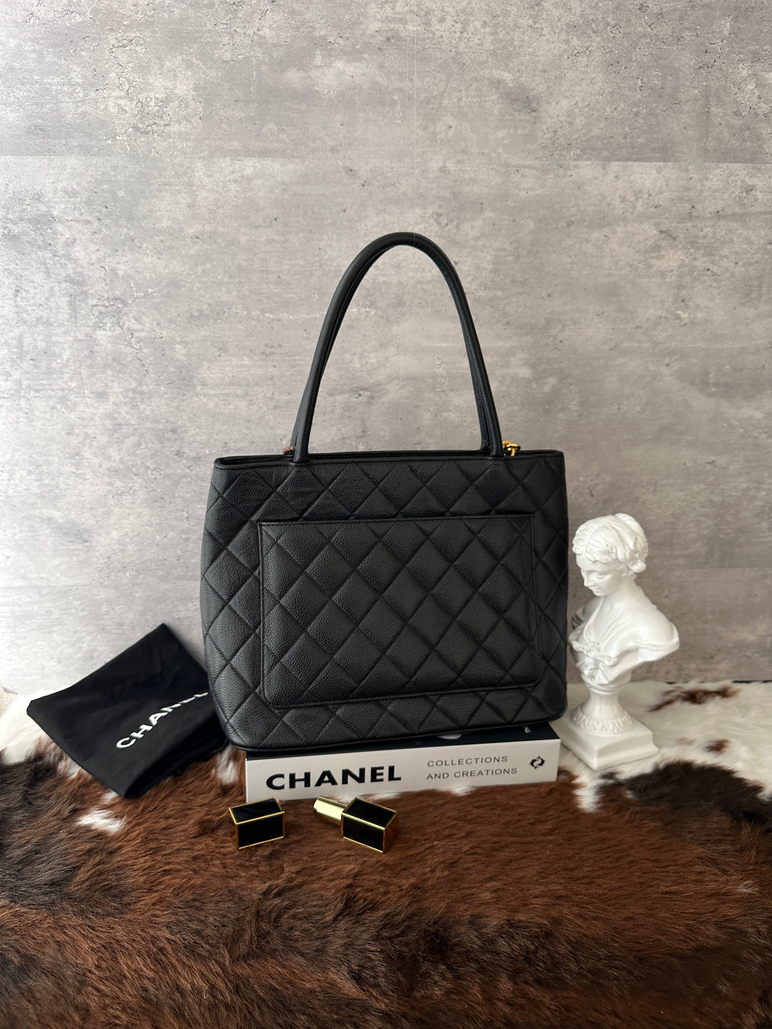 Chanel Hilton Caviar Leather Tote Bag 🖤✨｜Durable Caviar Leather × Oversized CC Motif × Gold-Tone Charm