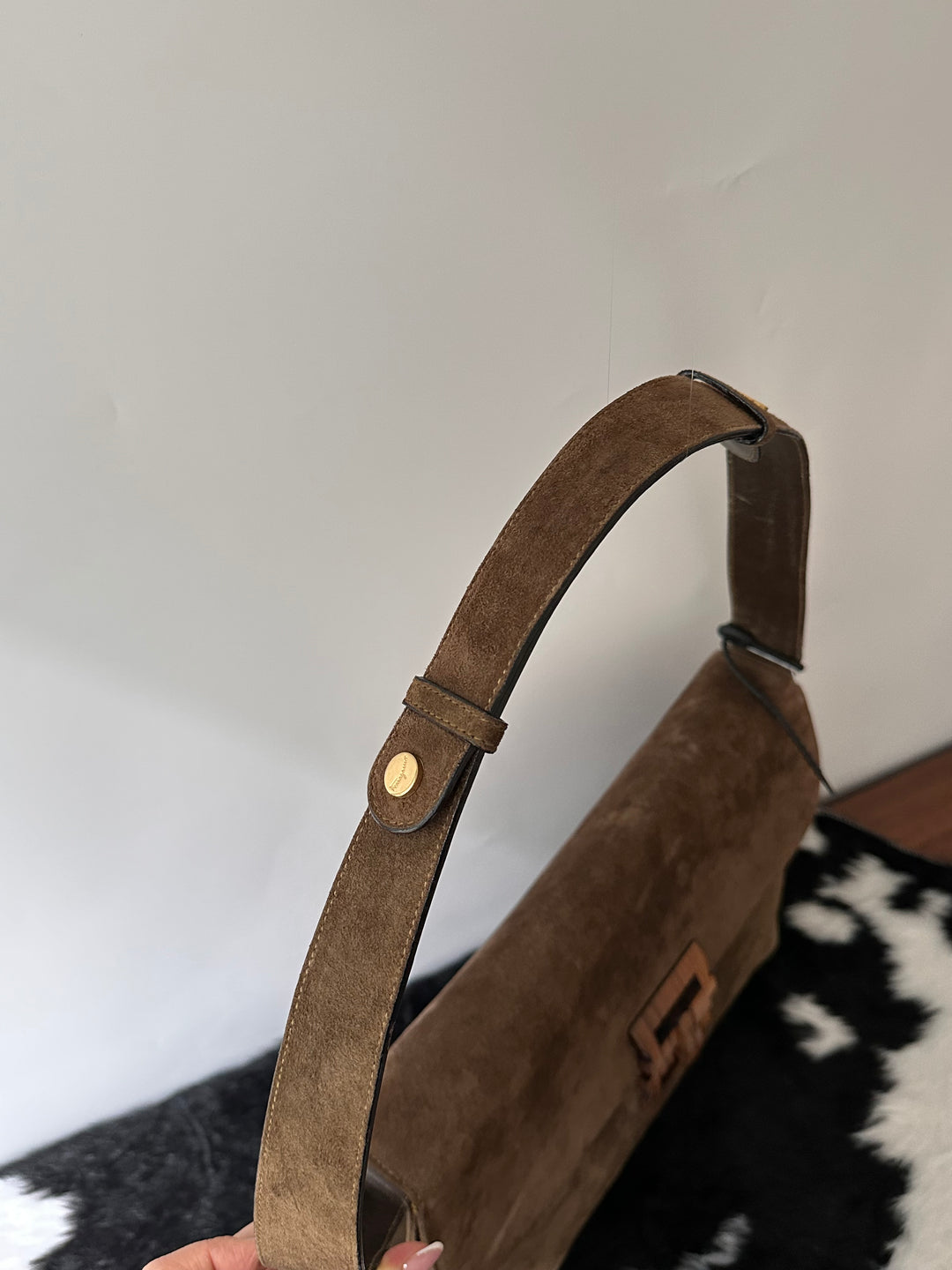 Ferragamo Wooden Gancini Hobo 🤎🪵｜Olive Brown Suede・Rare Walnut Buckle・Vintage Dream
