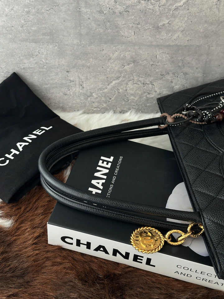 Chanel Hilton Caviar Leather Tote Bag 🖤✨｜Durable Caviar Leather × Oversized CC Motif × Gold-Tone Charm