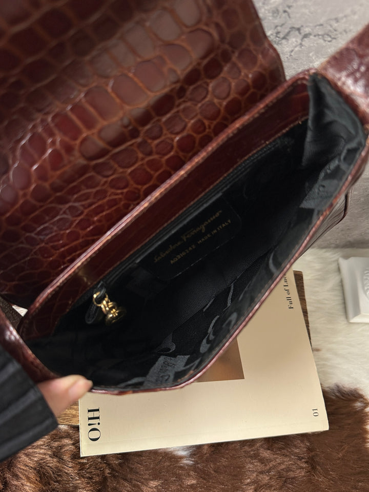 Ferragamo Croc-Embossed Box Crossbody Bag 😍🤎｜Croc-Embossed Leather × Gancini Hardware × Adjustable Strap
