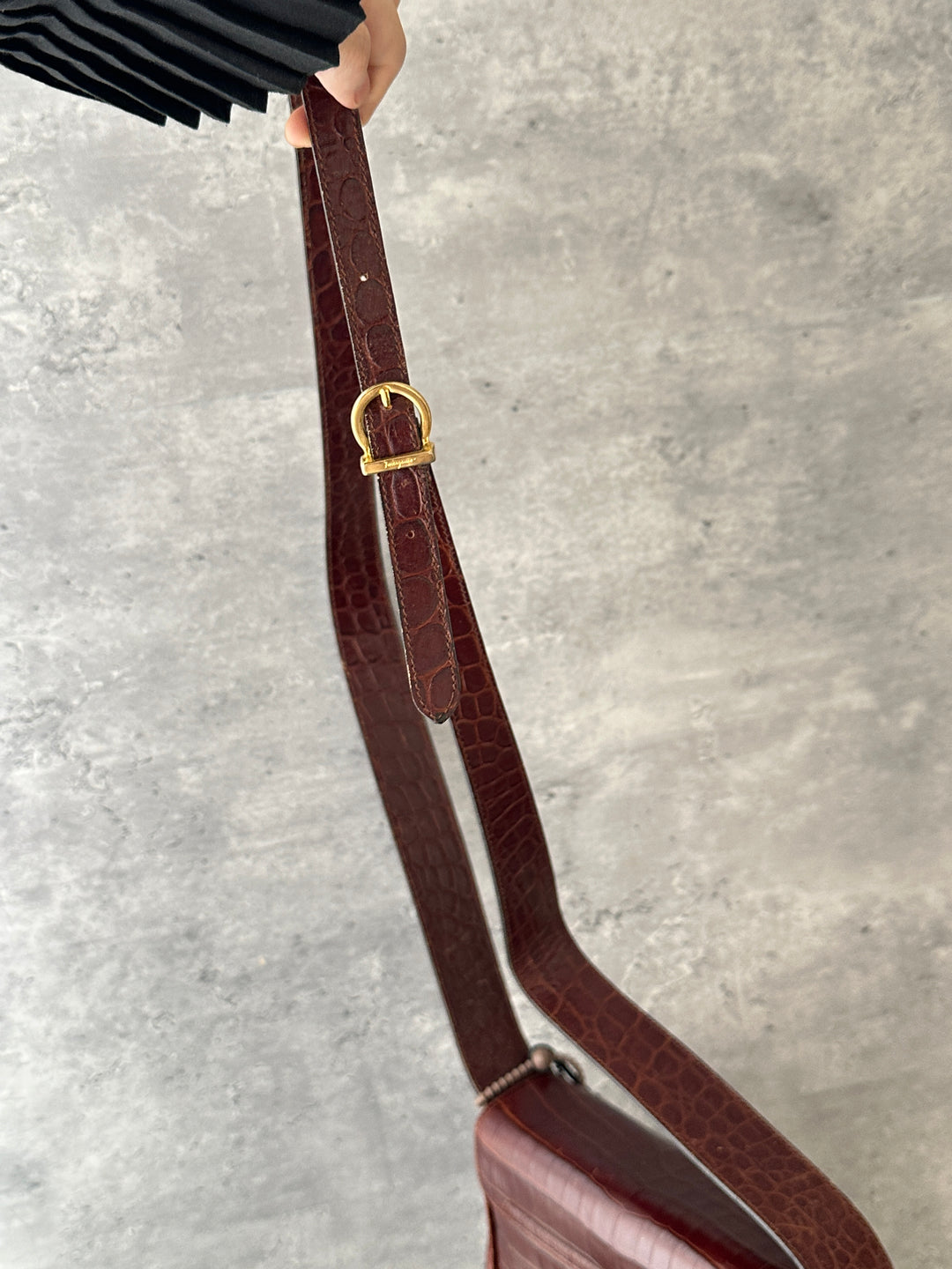 Ferragamo Croc-Embossed Box Crossbody Bag 😍🤎｜Croc-Embossed Leather × Gancini Hardware × Adjustable Strap