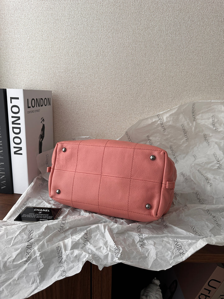 CHANEL Bowling Bag（Pink Caviar Leather × Silver Hardware）｜Playful Elegance 🎀✨