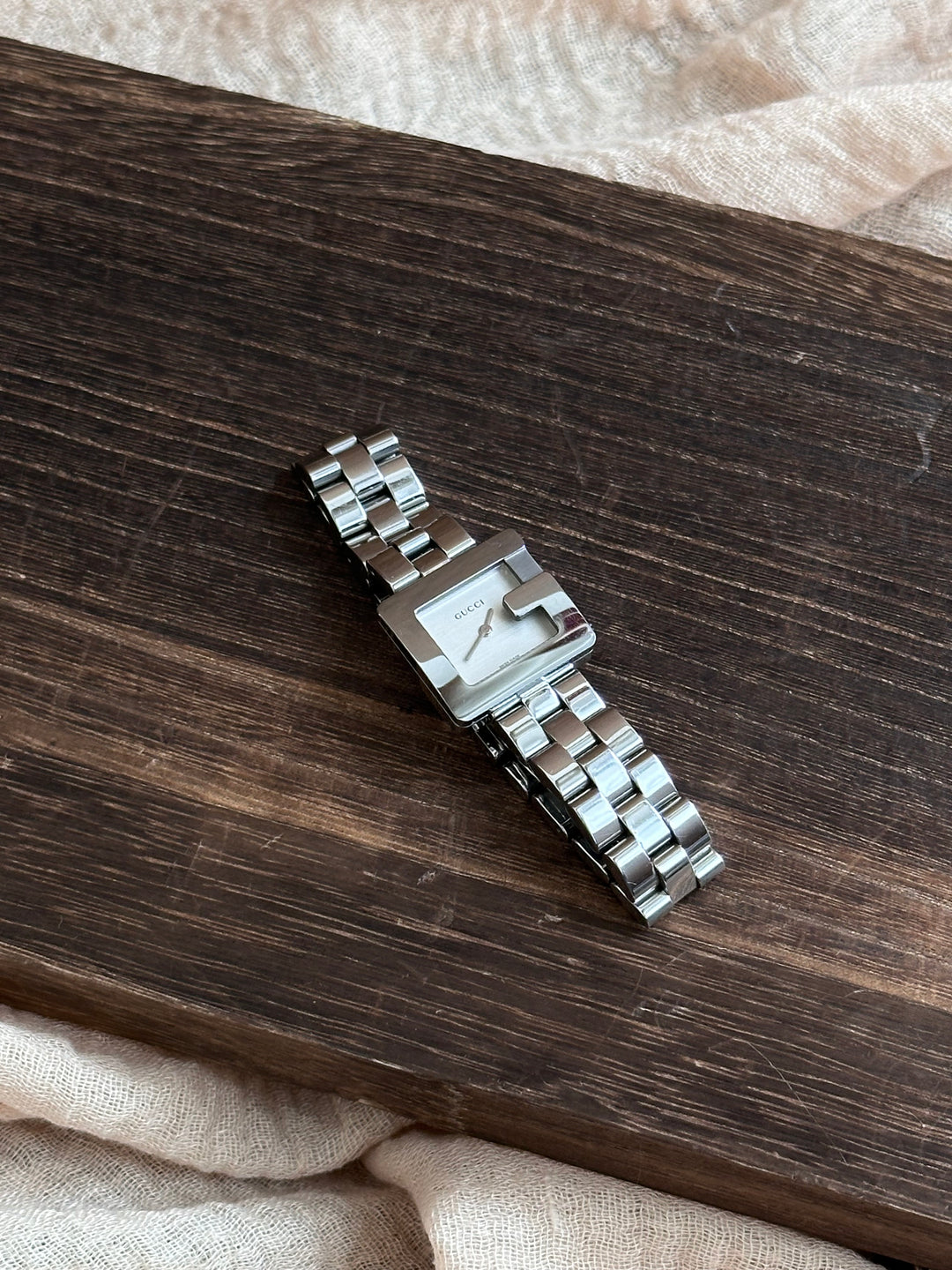 Gucci G Square Watch 🖤✨｜Signature G Case × Sleek Silver Bracelet × Easy Everyday Styling
