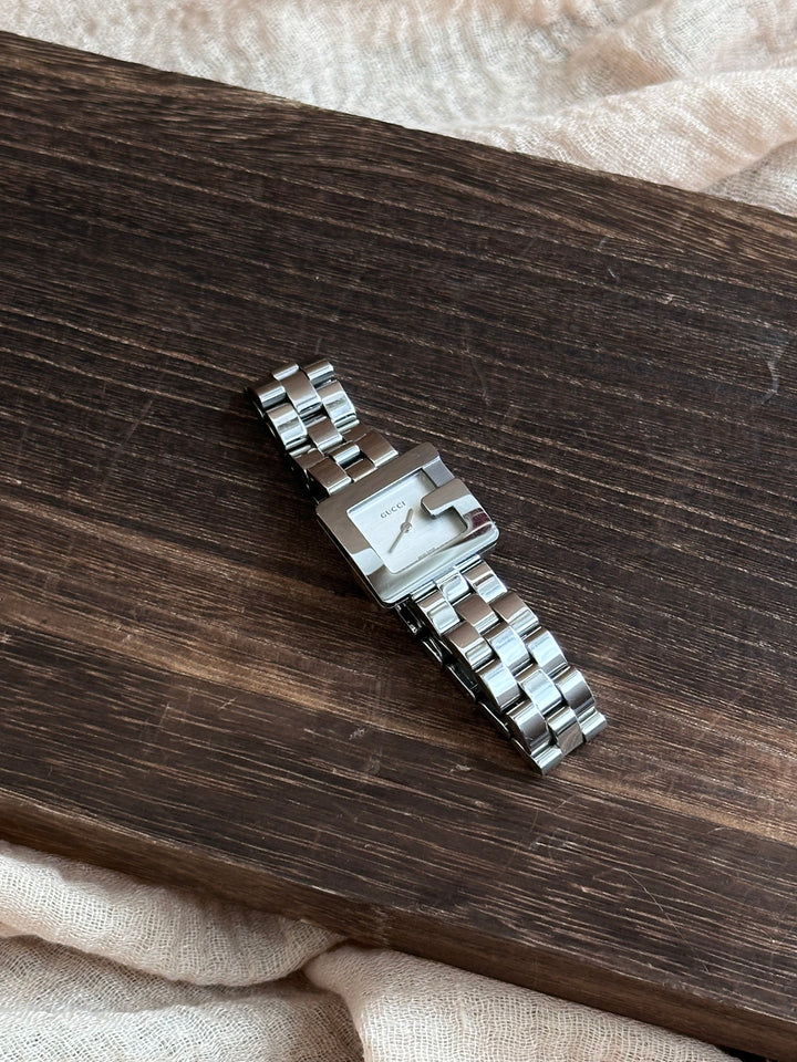 Gucci G Square Watch 🖤✨｜Signature G Case × Sleek Silver Bracelet × Easy Everyday Styling