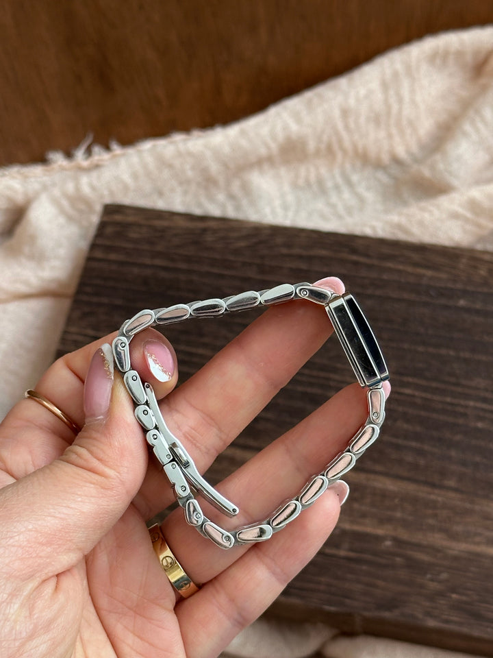 Gucci G Square Watch 🖤✨｜Signature G Case × Sleek Silver Bracelet × Easy Everyday Styling