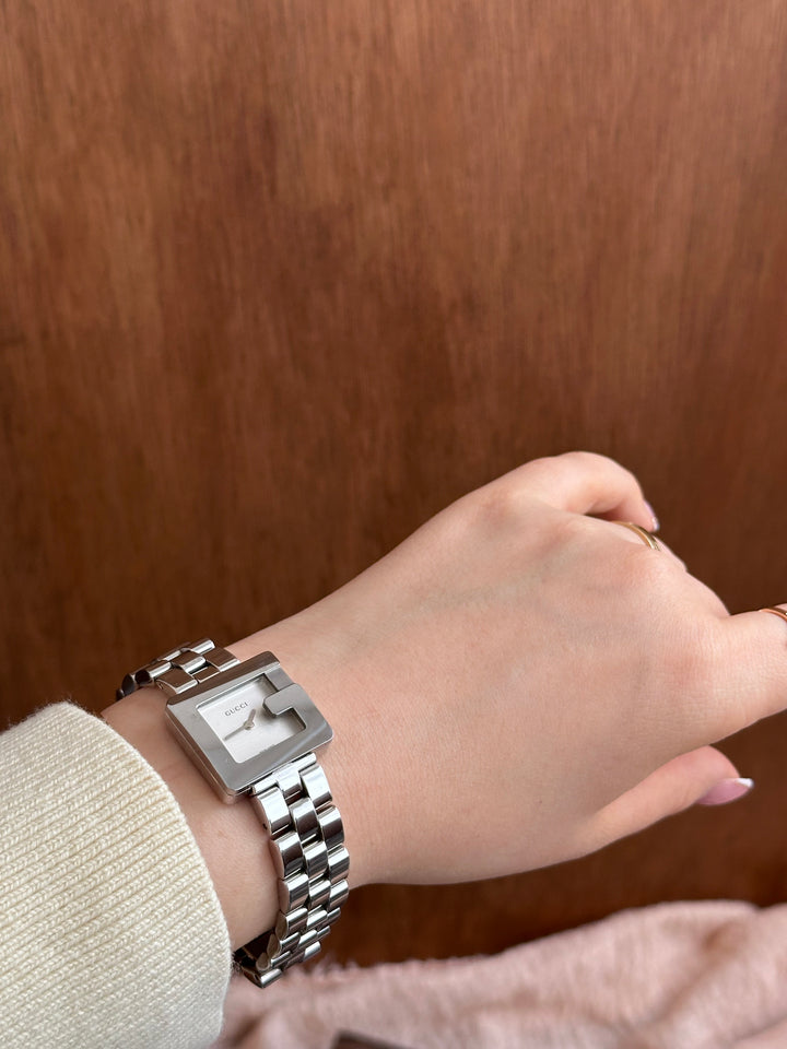 Gucci G Square Watch 🖤✨｜Signature G Case × Sleek Silver Bracelet × Easy Everyday Styling
