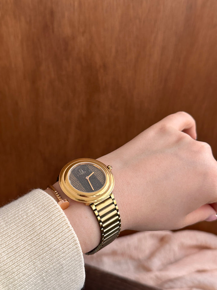 Fendi Vintage Bracelet Watch 🤎✨｜Textured Dial × Gold Bracelet Strap × Rare Vintage Charm