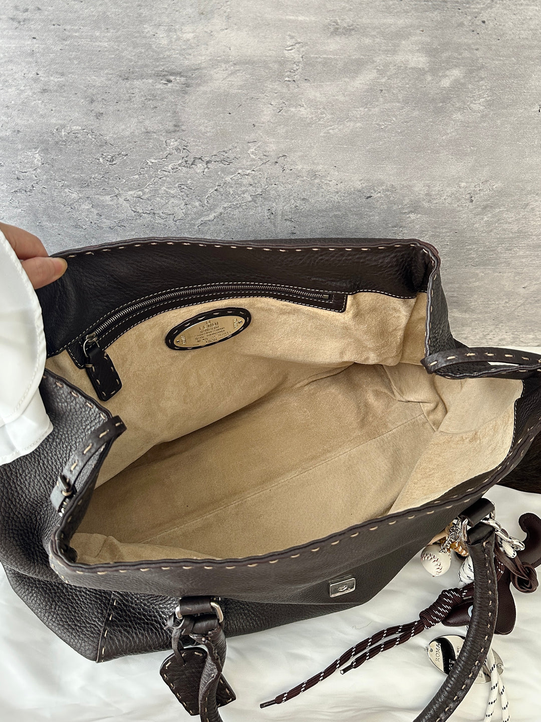 Fendi Selleria Contrast-Stitch Leather Tote 🖤🤎✨｜Chocolate Brown・Hand-Stitched Detail