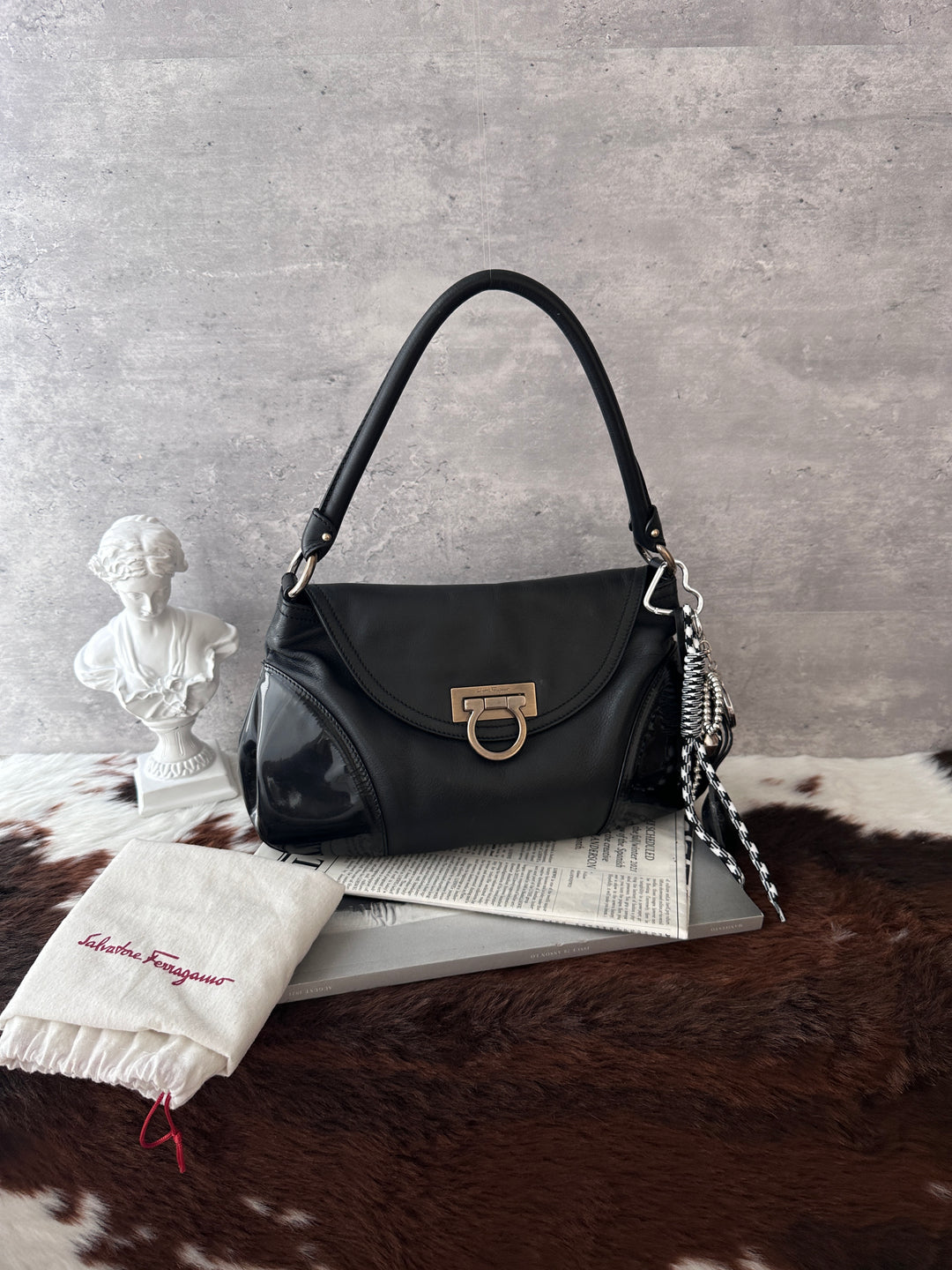 Ferragamo Gancini Mixed-Leather Shoulder Bag 🖤✨｜Black Leather・Patent Leather Details