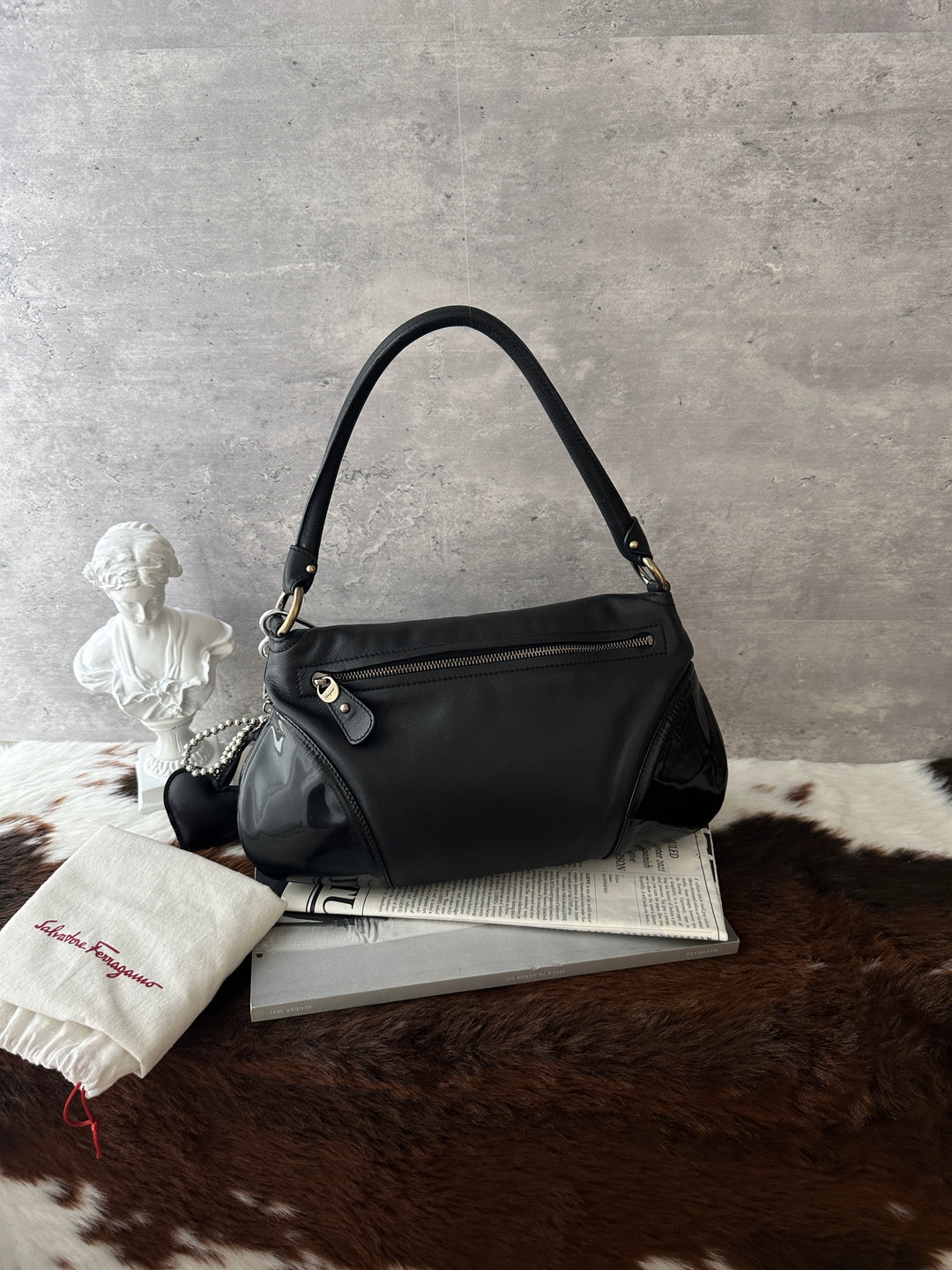 Ferragamo Gancini Mixed-Leather Shoulder Bag 🖤✨｜Black Leather・Patent Leather Details