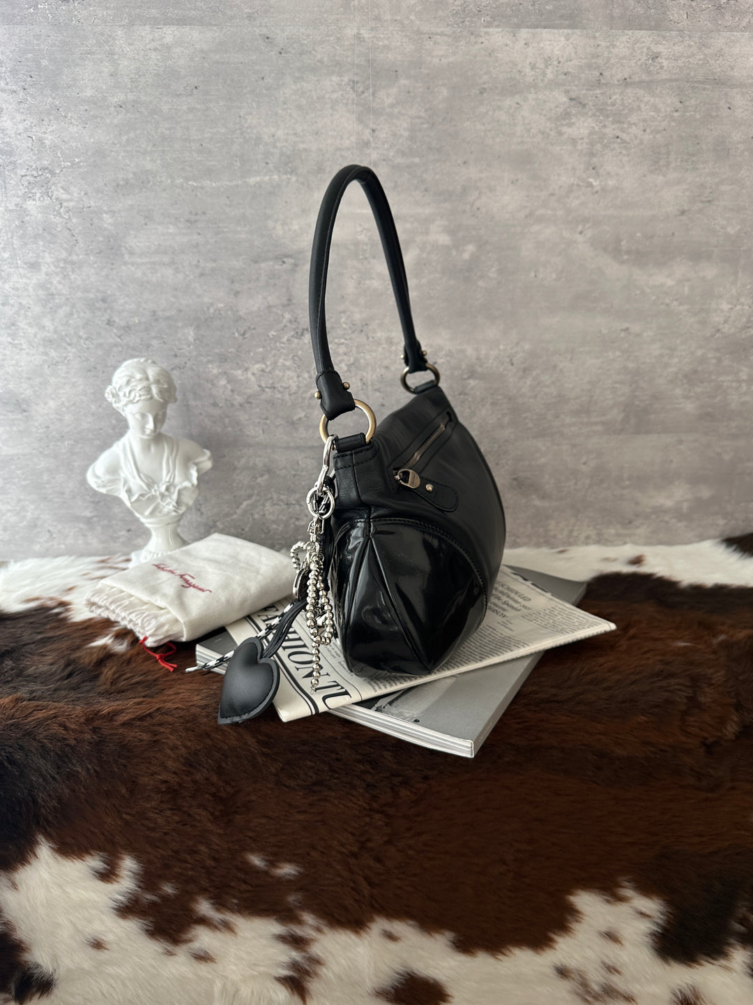 Ferragamo Gancini Mixed-Leather Shoulder Bag 🖤✨｜Black Leather・Patent Leather Details