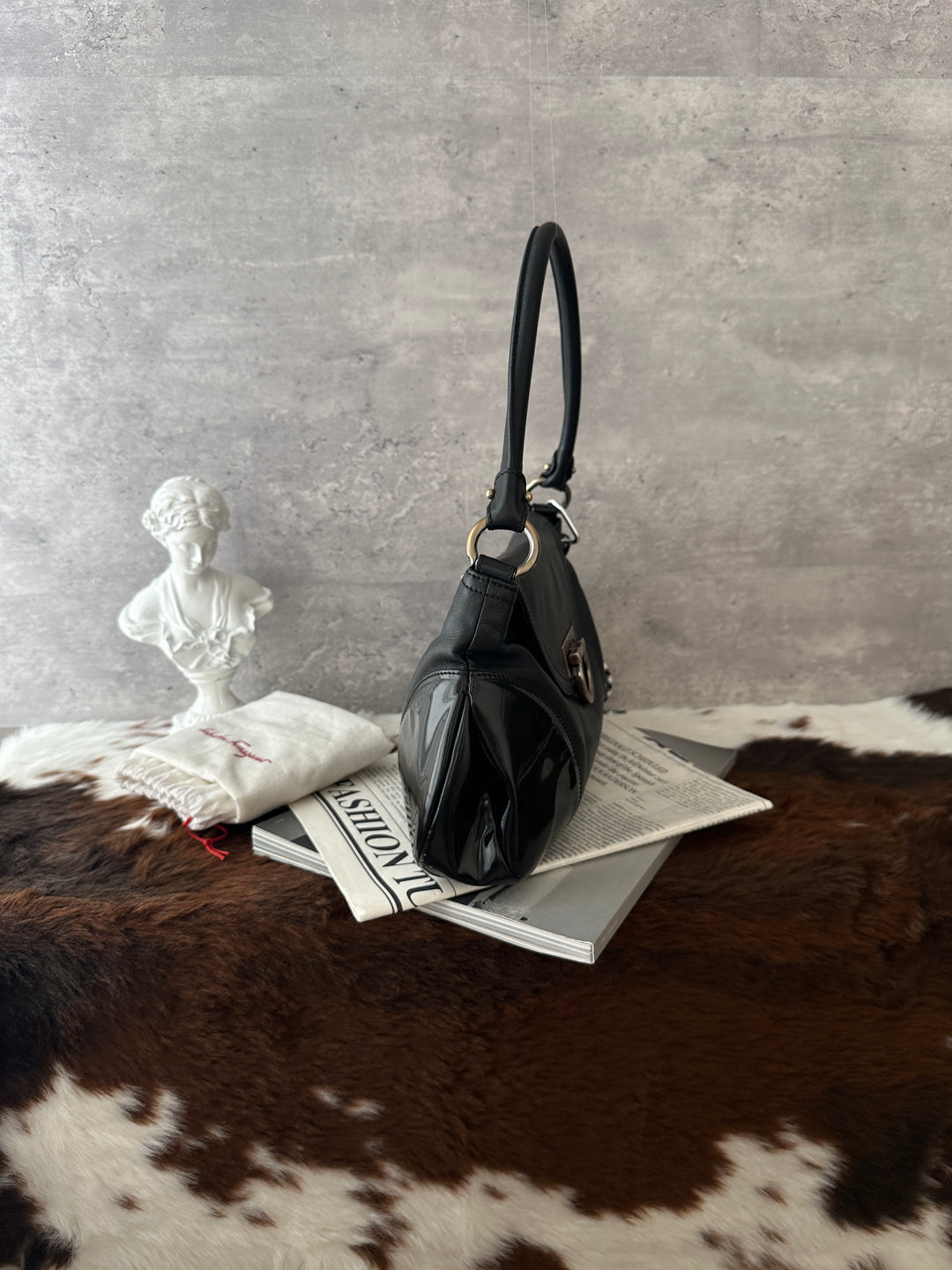 Ferragamo Gancini Mixed-Leather Shoulder Bag 🖤✨｜Black Leather・Patent Leather Details