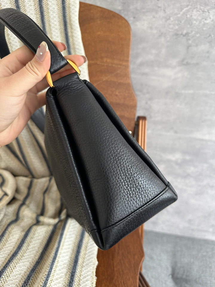GUCCI Turnlock One-Shoulder Bag 🖤｜Black Cowhide Leather × Bamboo Turnlock × Structured Vintage Shape✨