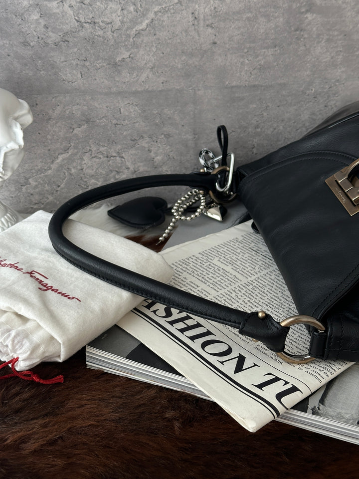 Ferragamo Gancini Mixed-Leather Shoulder Bag 🖤✨｜Black Leather・Patent Leather Details