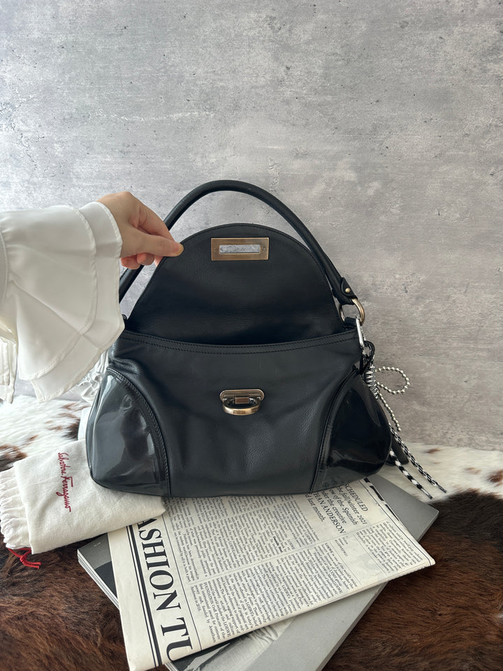 Ferragamo Gancini Mixed-Leather Shoulder Bag 🖤✨｜Black Leather・Patent Leather Details