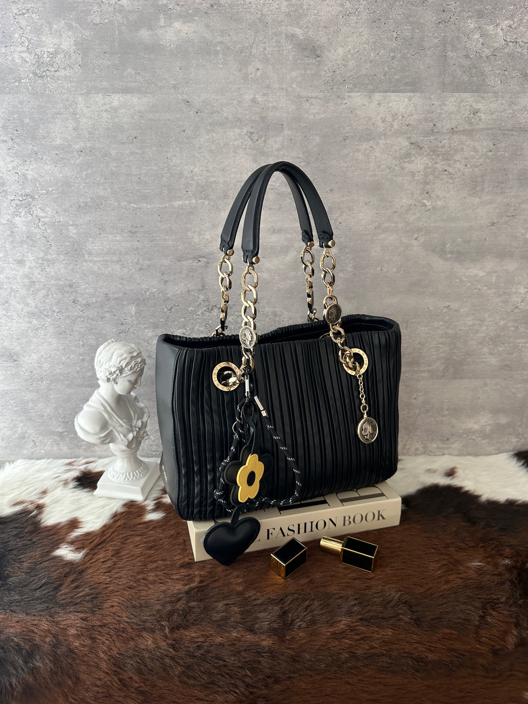 Bvlgari Pleated Chain Tote ✨🖤｜Gold-Tone Chain・Medallion Charms