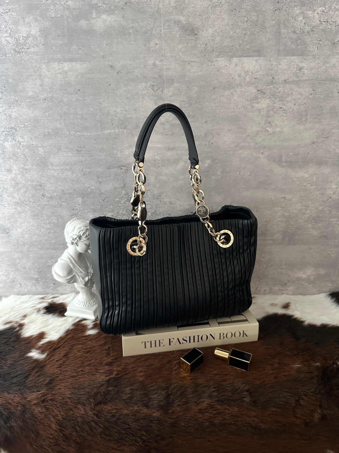 Bvlgari Pleated Chain Tote ✨🖤｜Gold-Tone Chain・Medallion Charms