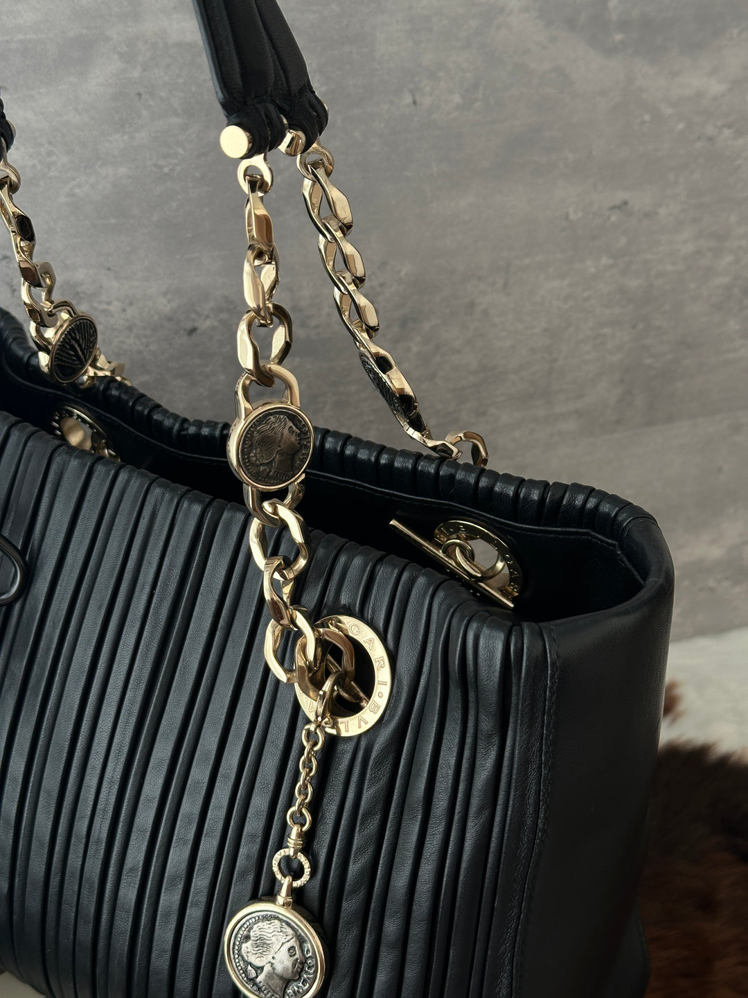 Bvlgari Pleated Chain Tote ✨🖤｜Gold-Tone Chain・Medallion Charms
