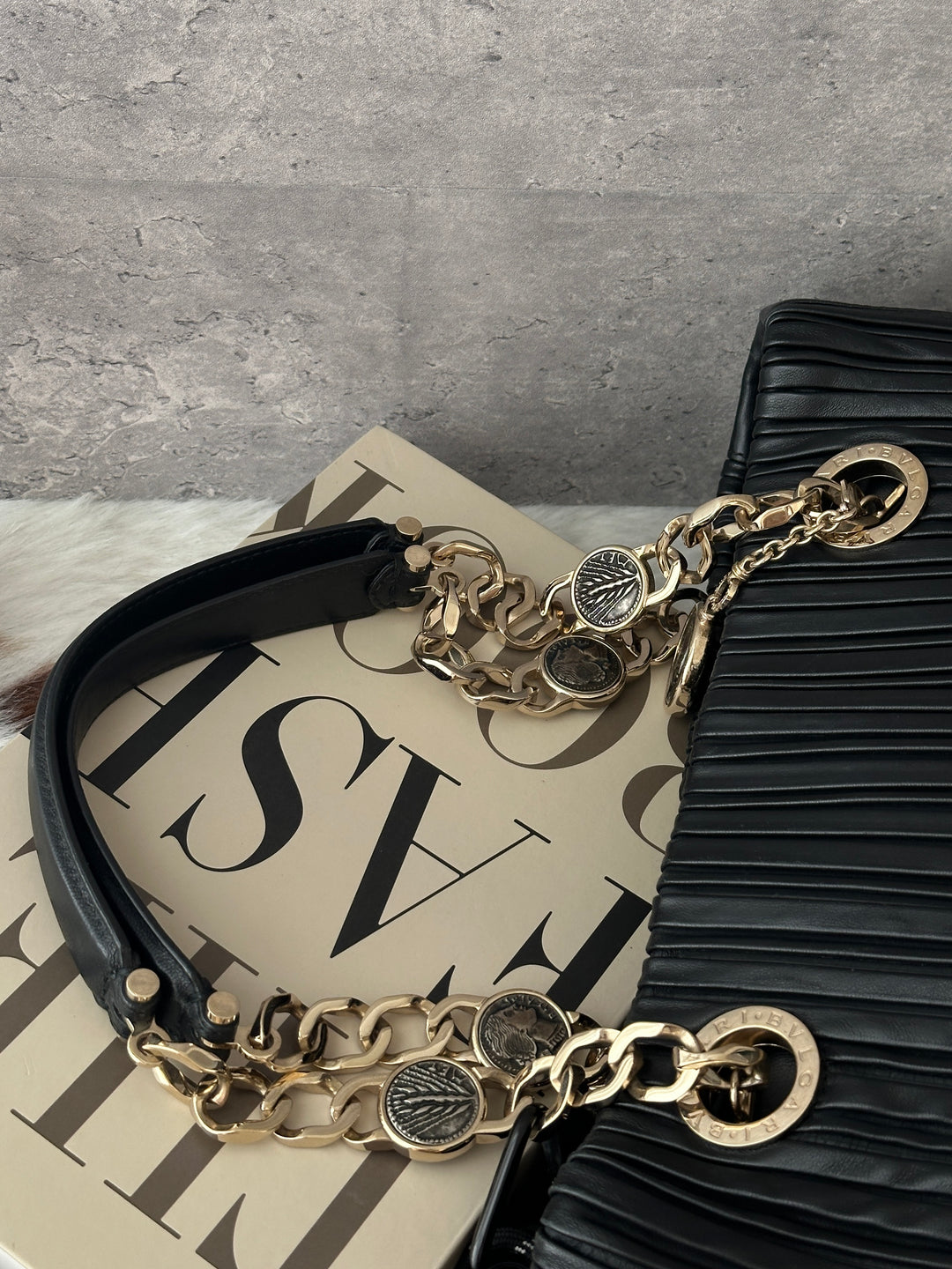 Bvlgari Pleated Chain Tote ✨🖤｜Gold-Tone Chain・Medallion Charms