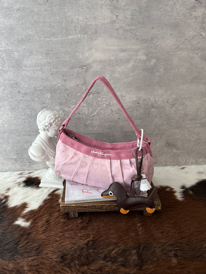 Ferragamo Gancini Monogram Pink Shoulder Bag 💕✨｜Y2K Hobo・Tonal Gancini