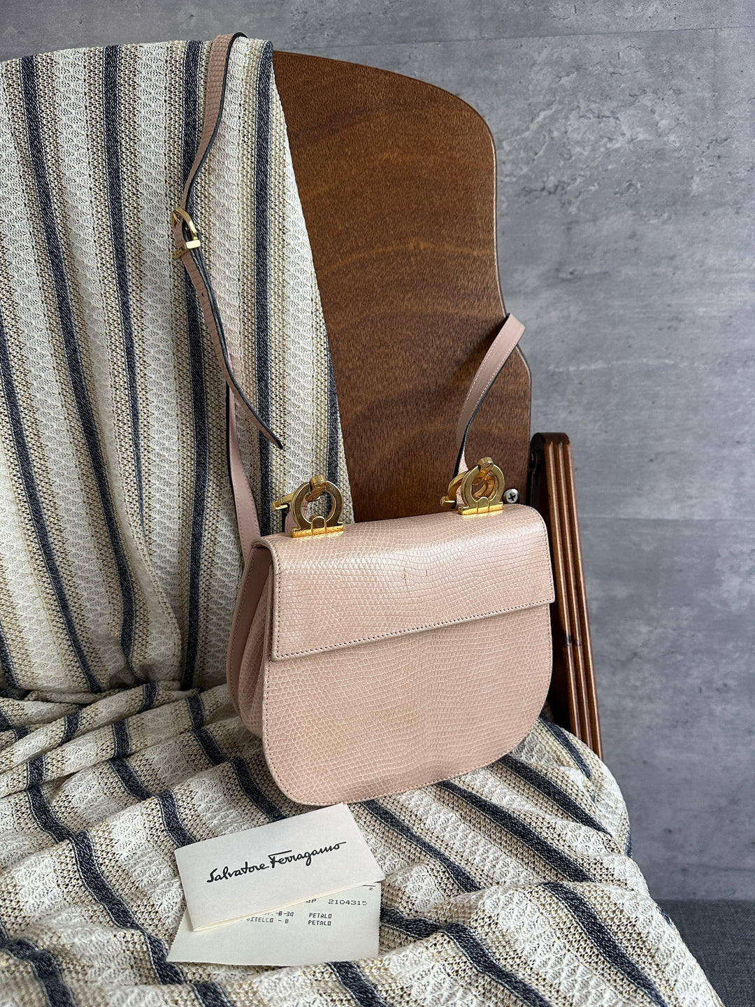 Ferragamo Gancini Shoulder Bag Pink Cowhide Leather 🎀｜Petal Pink × Gancini Hardware × Elegant Shoulder Style✨