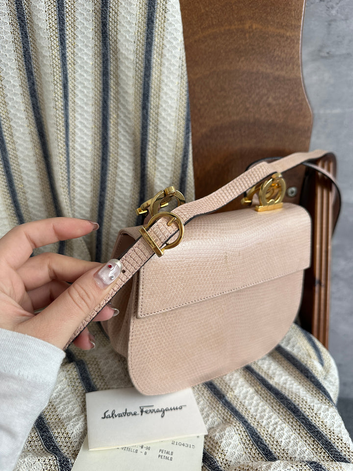 Ferragamo Gancini Shoulder Bag Pink Cowhide Leather 🎀｜Petal Pink × Gancini Hardware × Elegant Shoulder Style✨