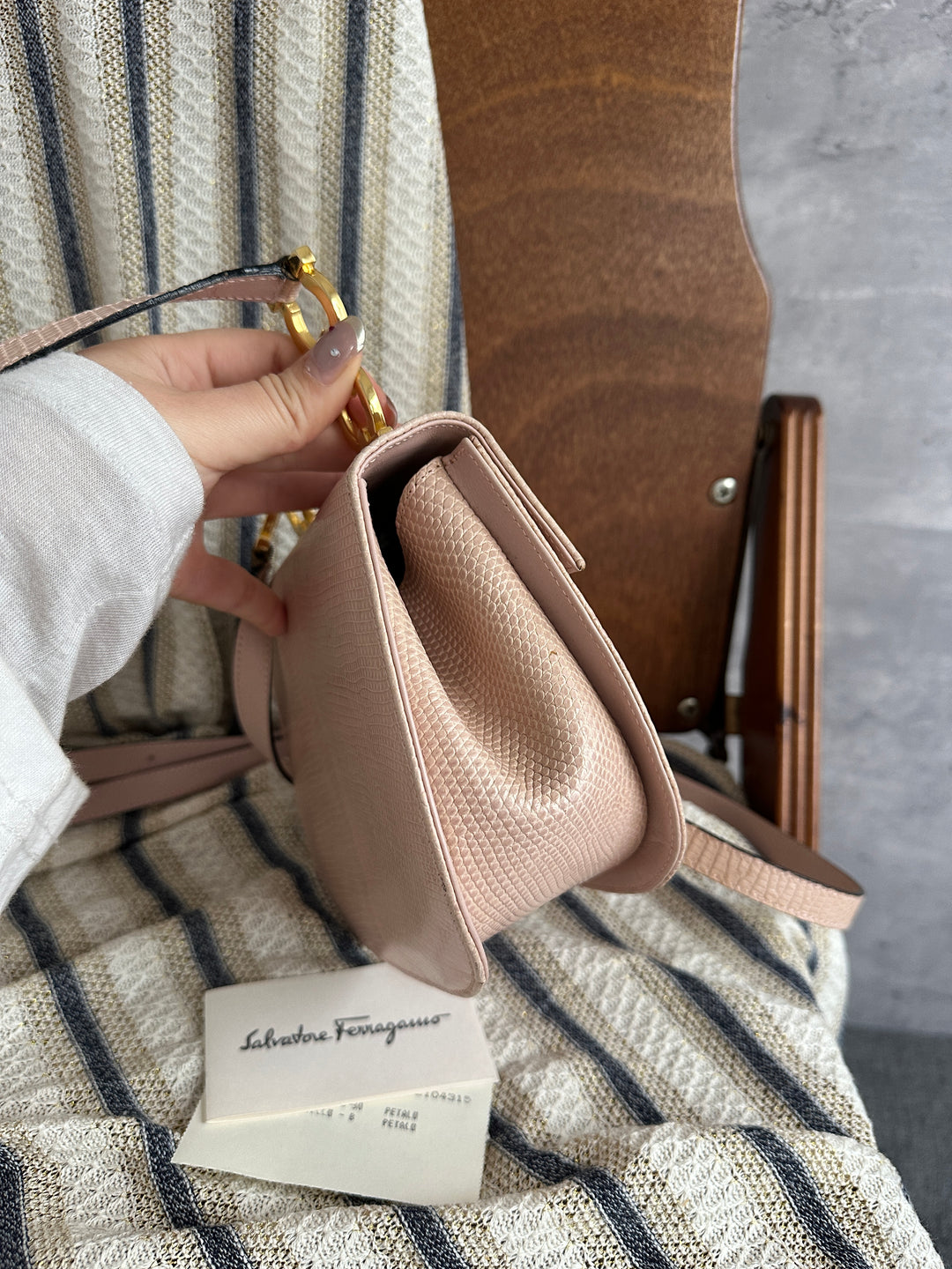 Ferragamo Gancini Shoulder Bag Pink Cowhide Leather 🎀｜Petal Pink × Gancini Hardware × Elegant Shoulder Style✨